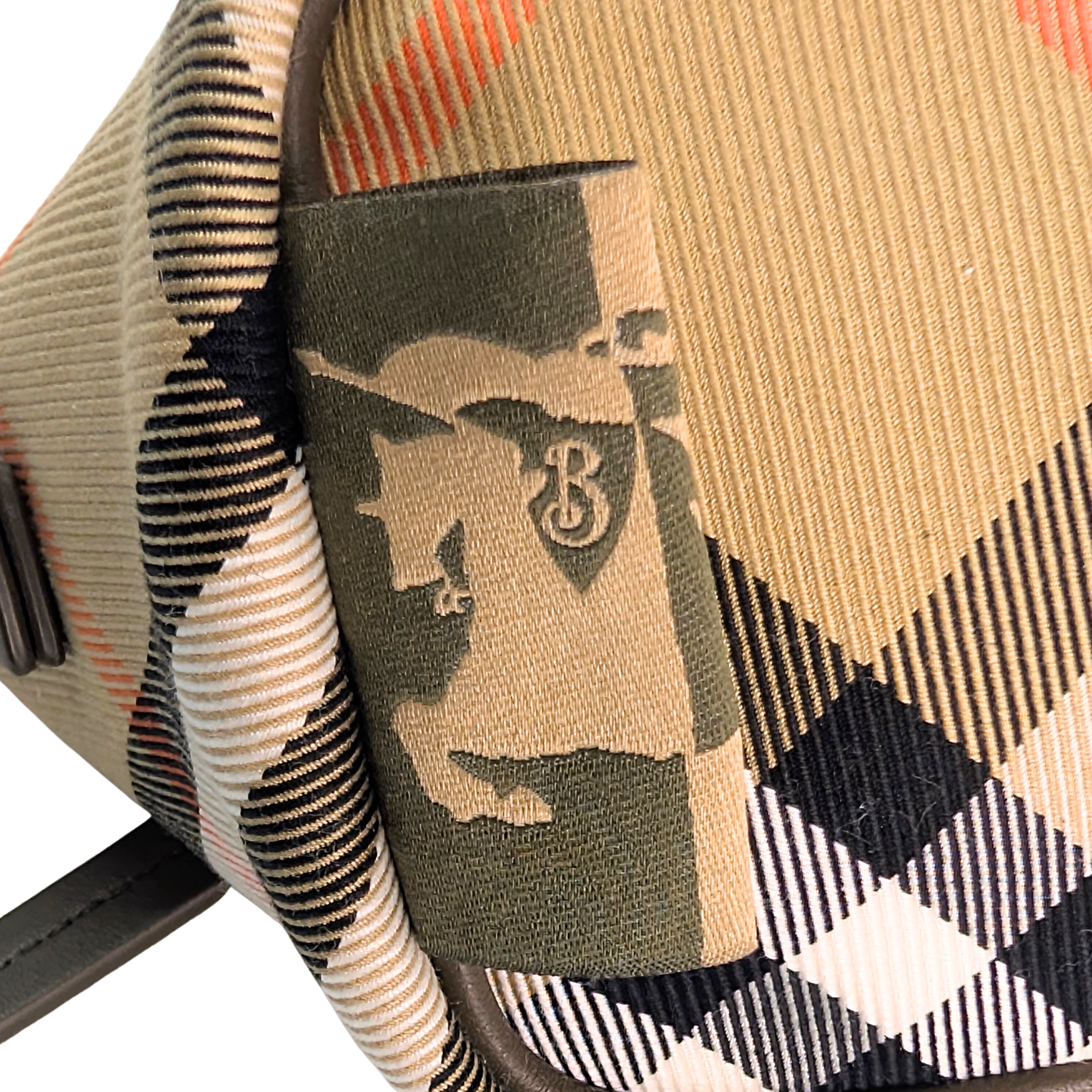 Burberry Super Nova 格纹迷你单肩包。