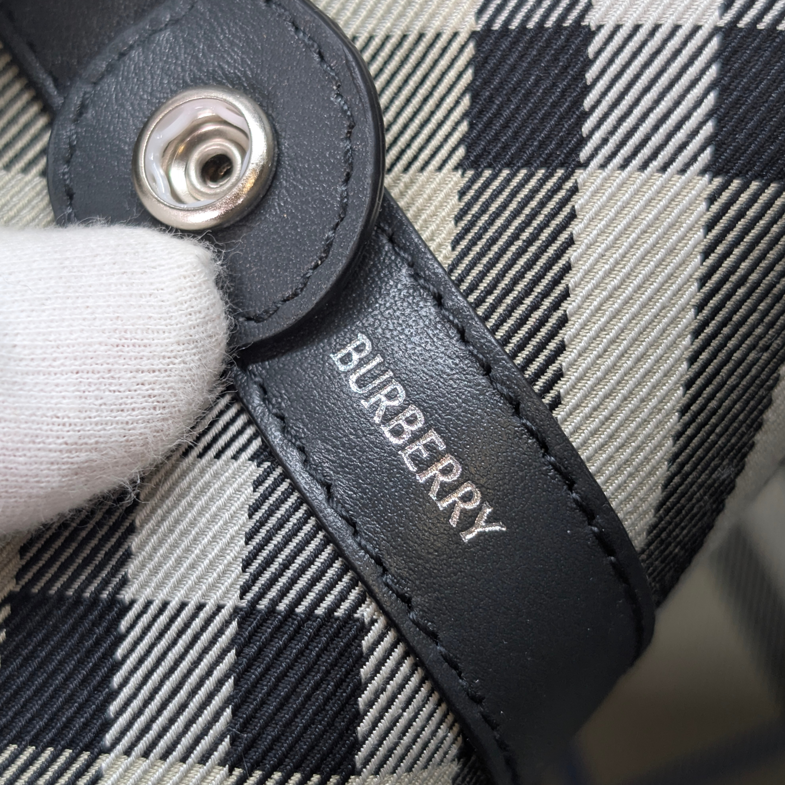 Burberry 格纹中号帆布托特包