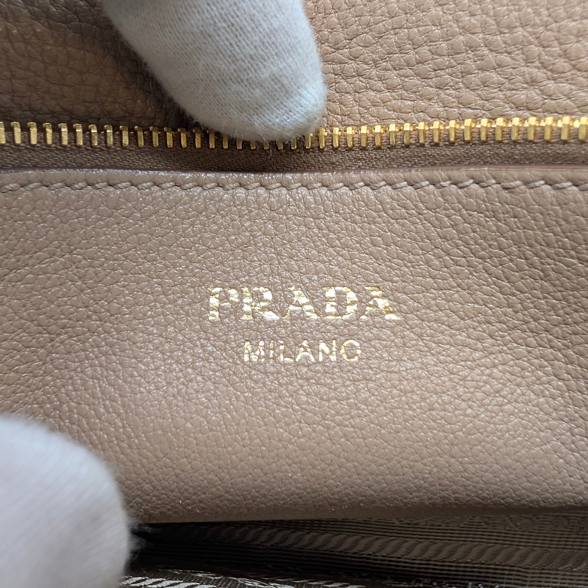 Prada Vitello Daino 皮革斜挎包 米色