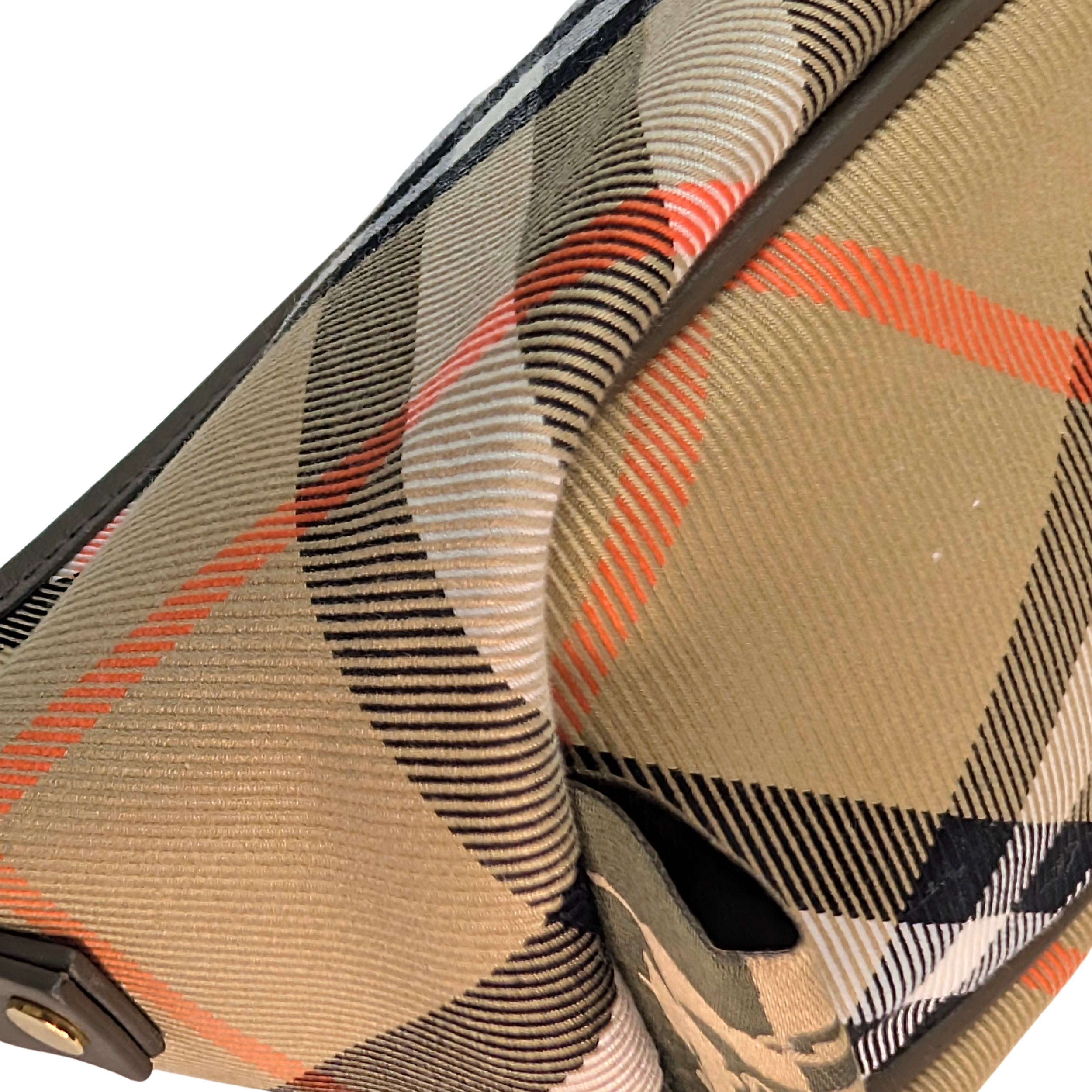 Burberry Super Nova 格纹迷你单肩包。