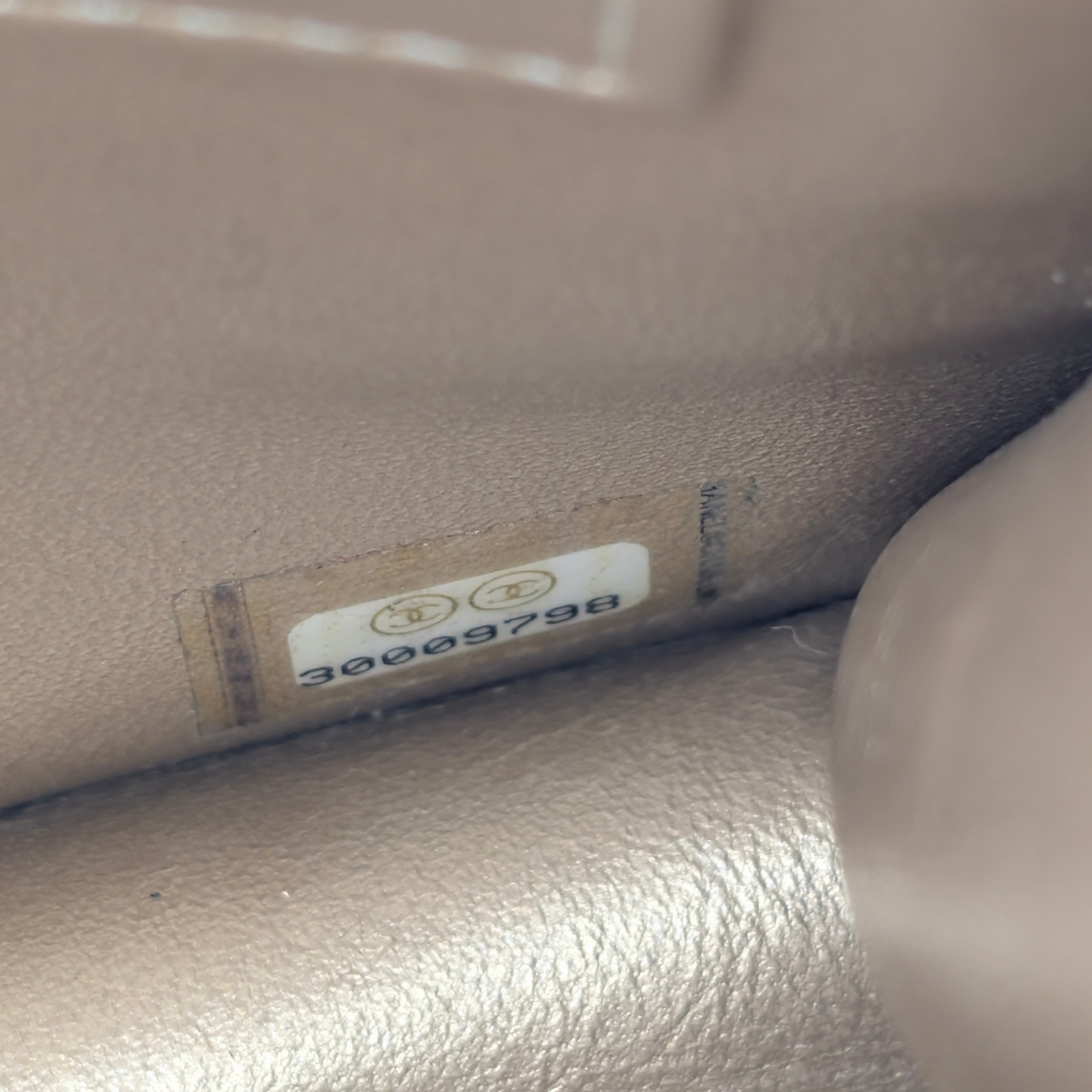 香奈儿别致珍珠翻盖包 黑色