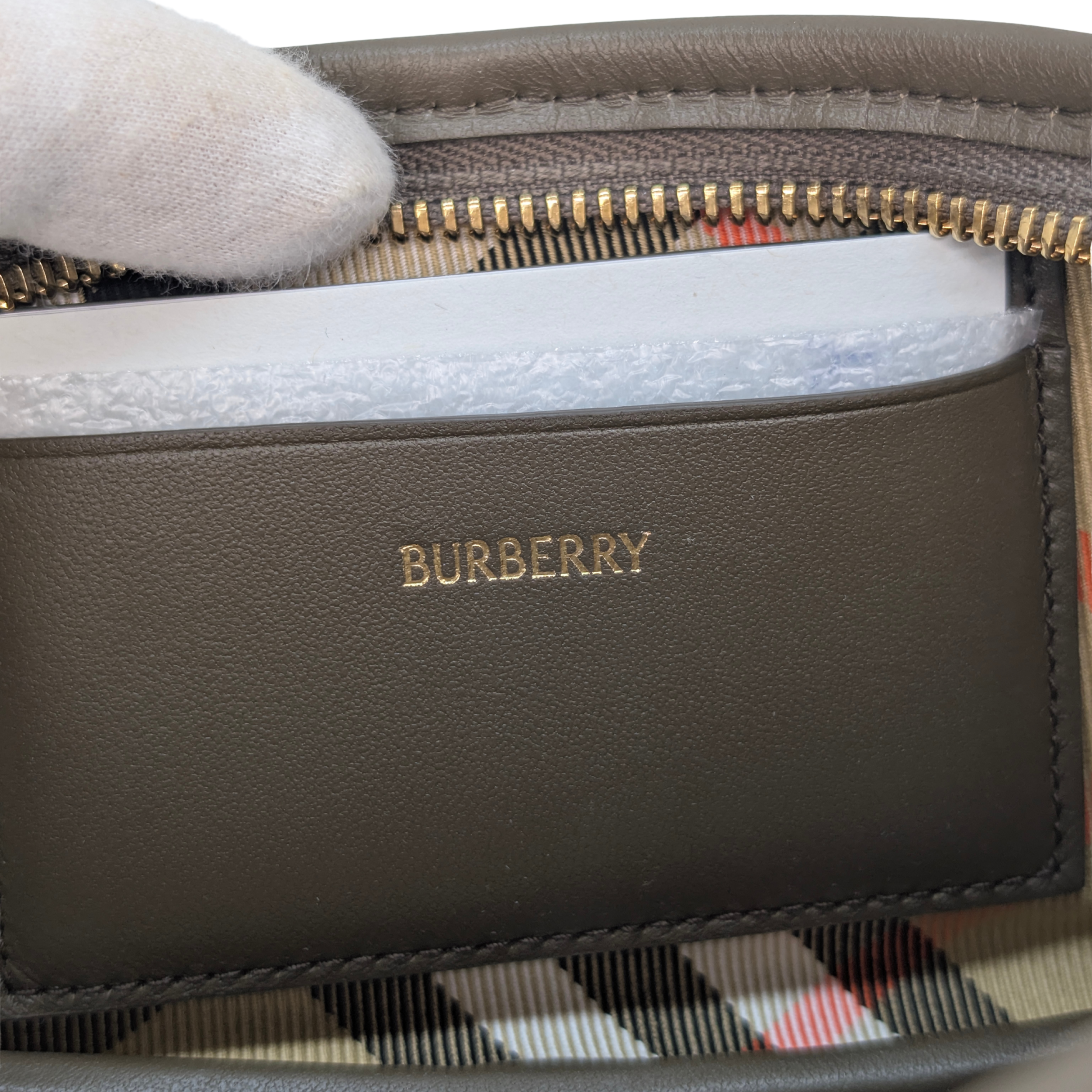 Burberry Super Nova 格纹迷你单肩包。