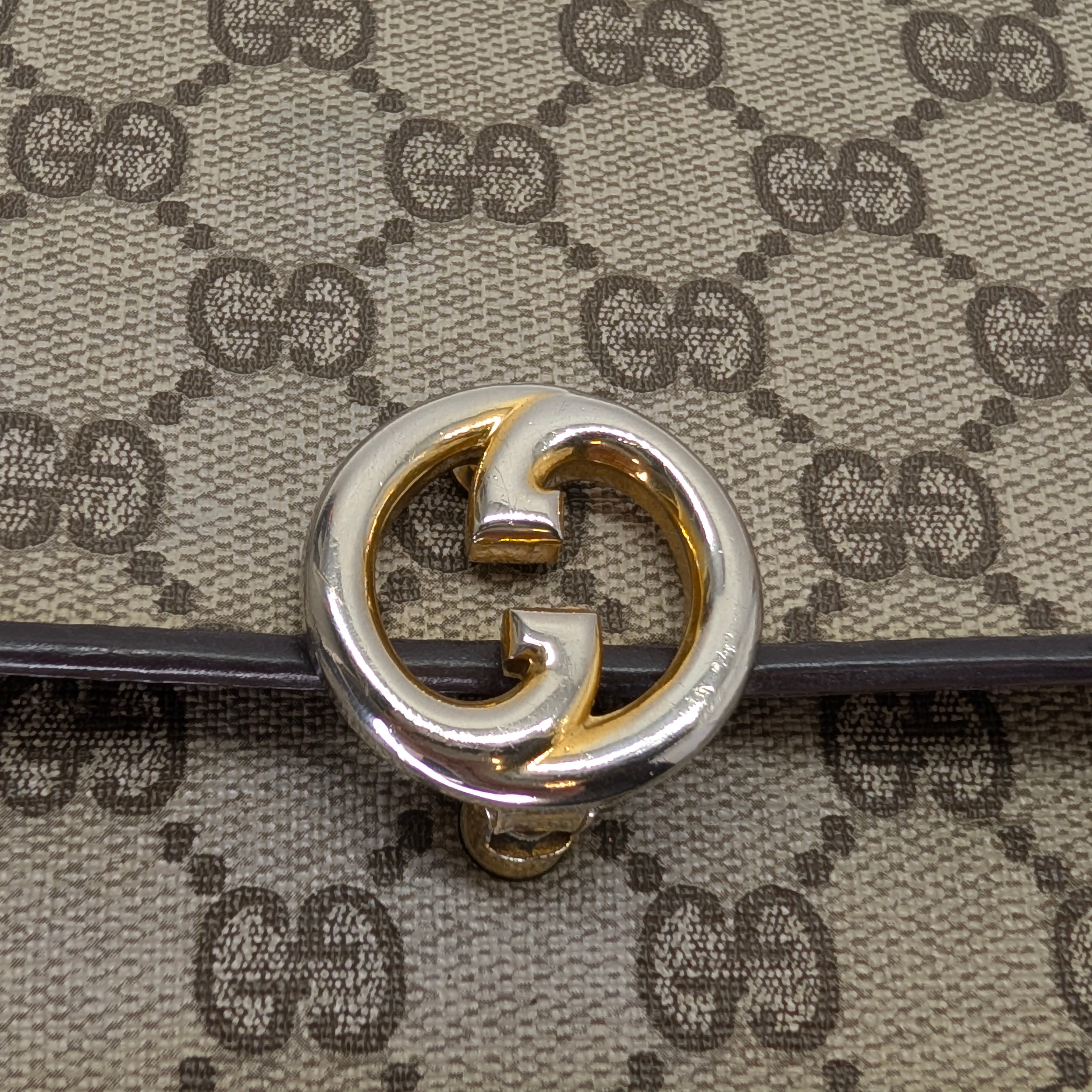 Gucci GG Supreme Vintage 互扣式肩背包