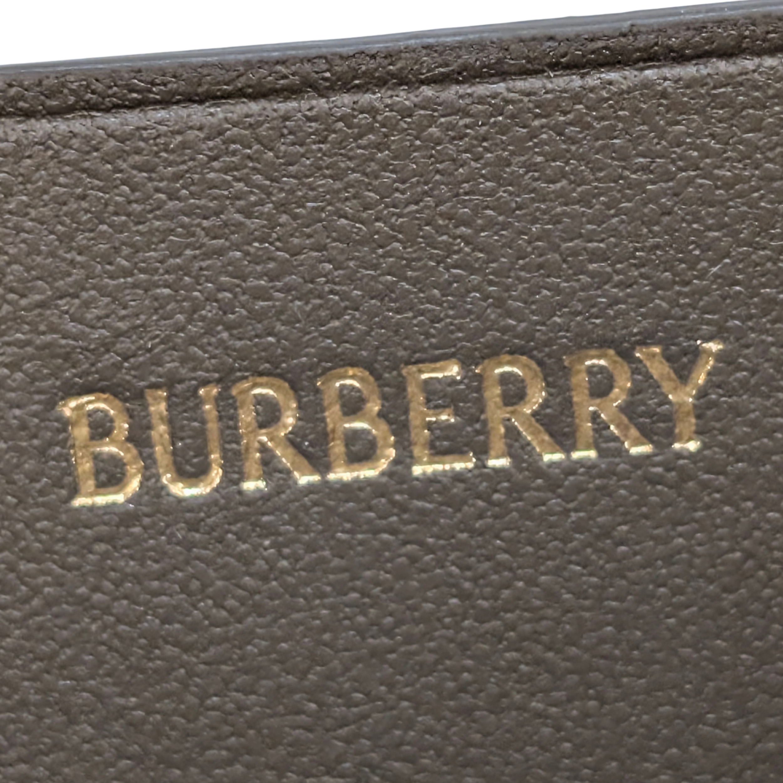Burberry Super Nova 格纹迷你单肩包。