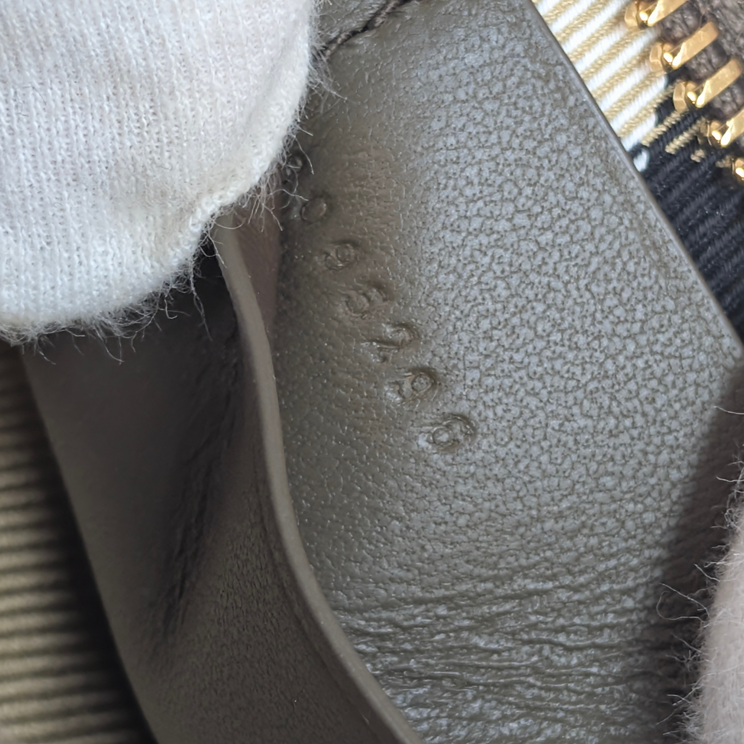 Burberry Super Nova 格纹迷你单肩包。