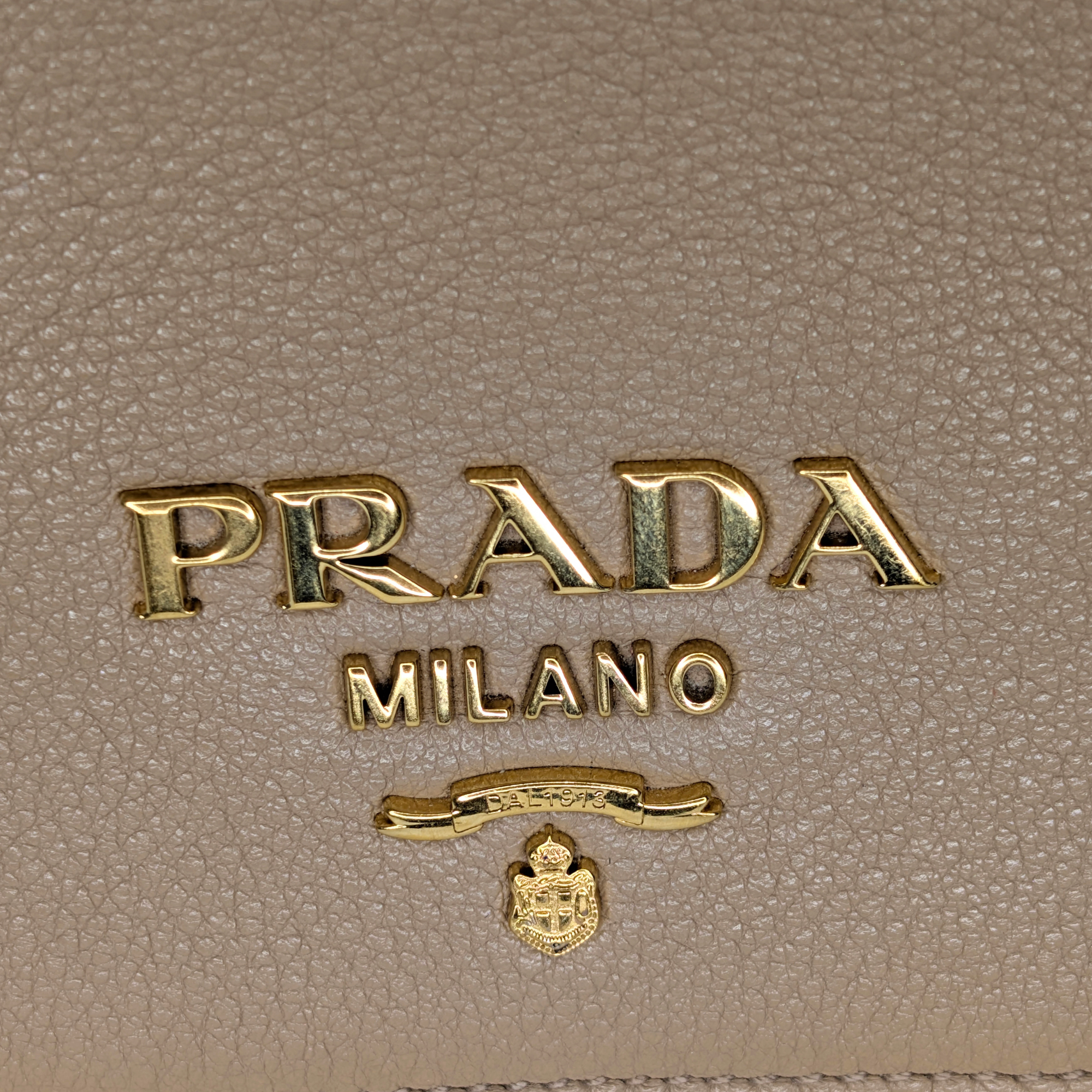 Prada Vitello Daino 皮革斜挎包 米色