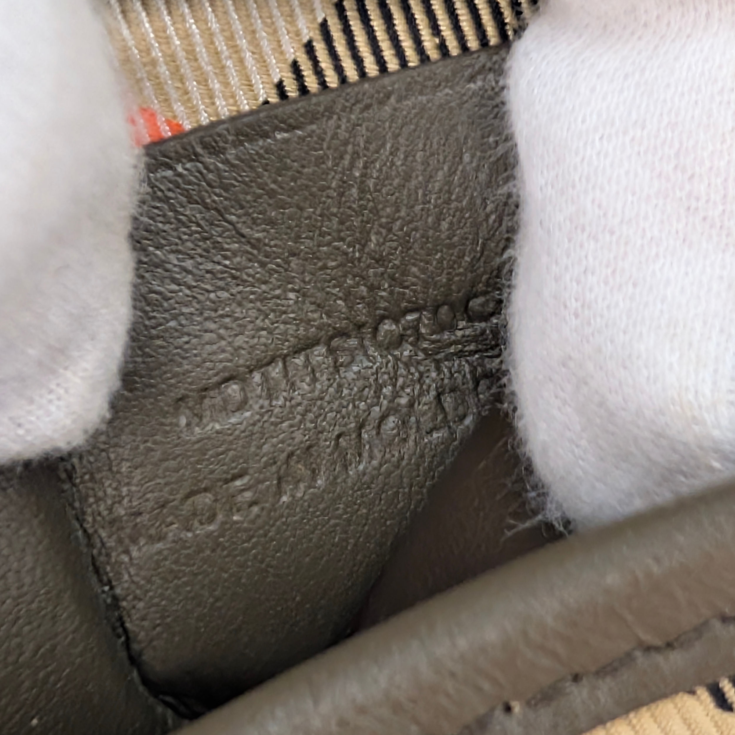 Burberry Super Nova 格纹迷你单肩包。