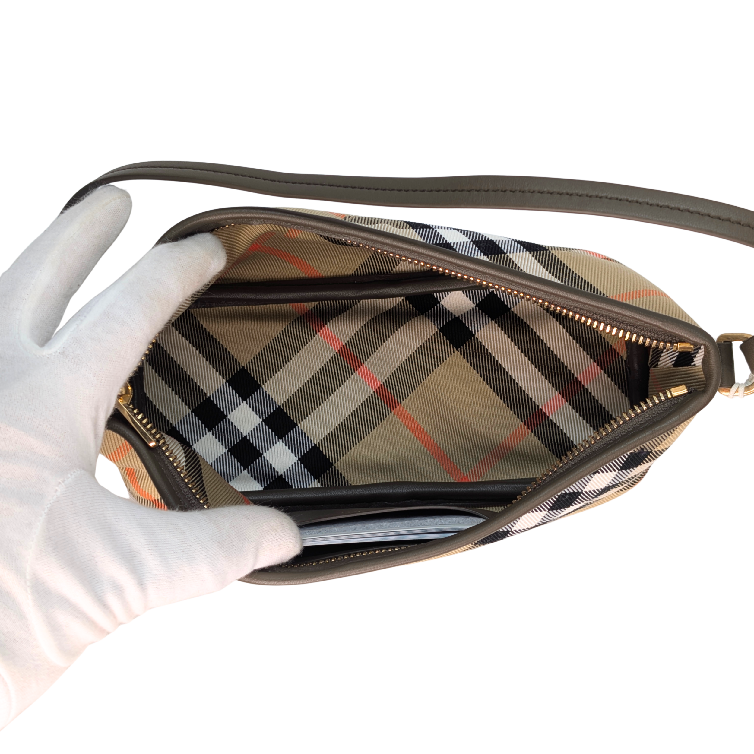 Burberry Super Nova 格纹迷你单肩包。