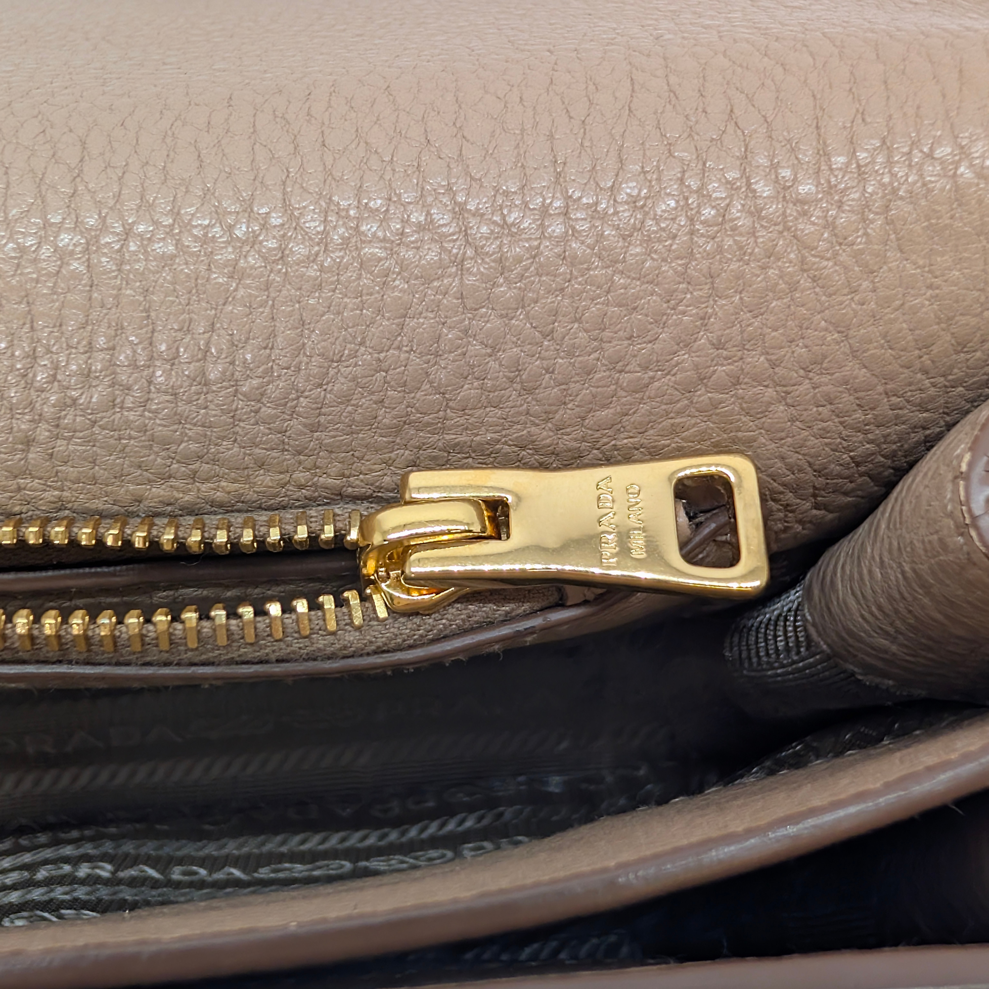Prada Vitello Daino 皮革斜挎包 米色