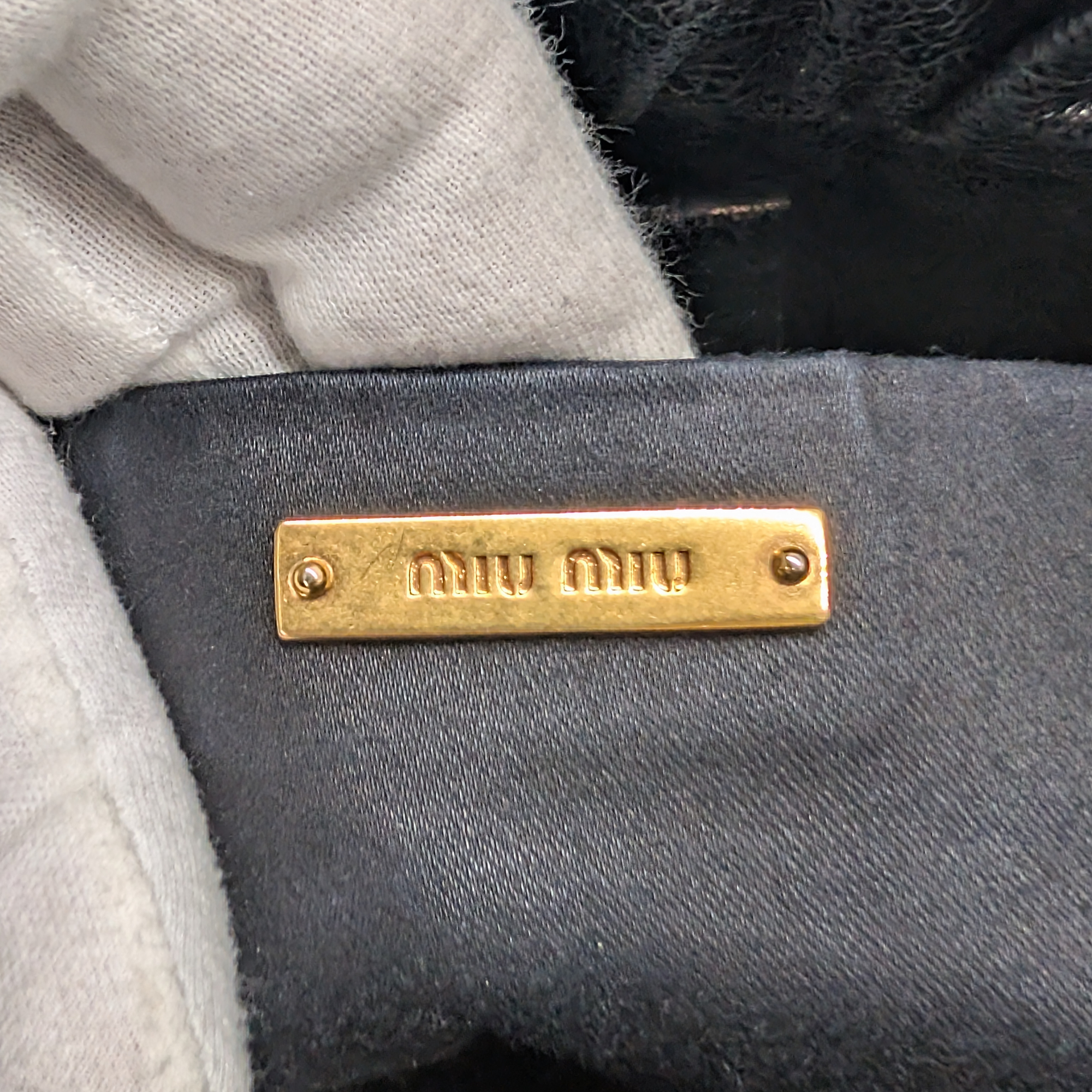 Miu Miu Vitello 斜挎包 黑色