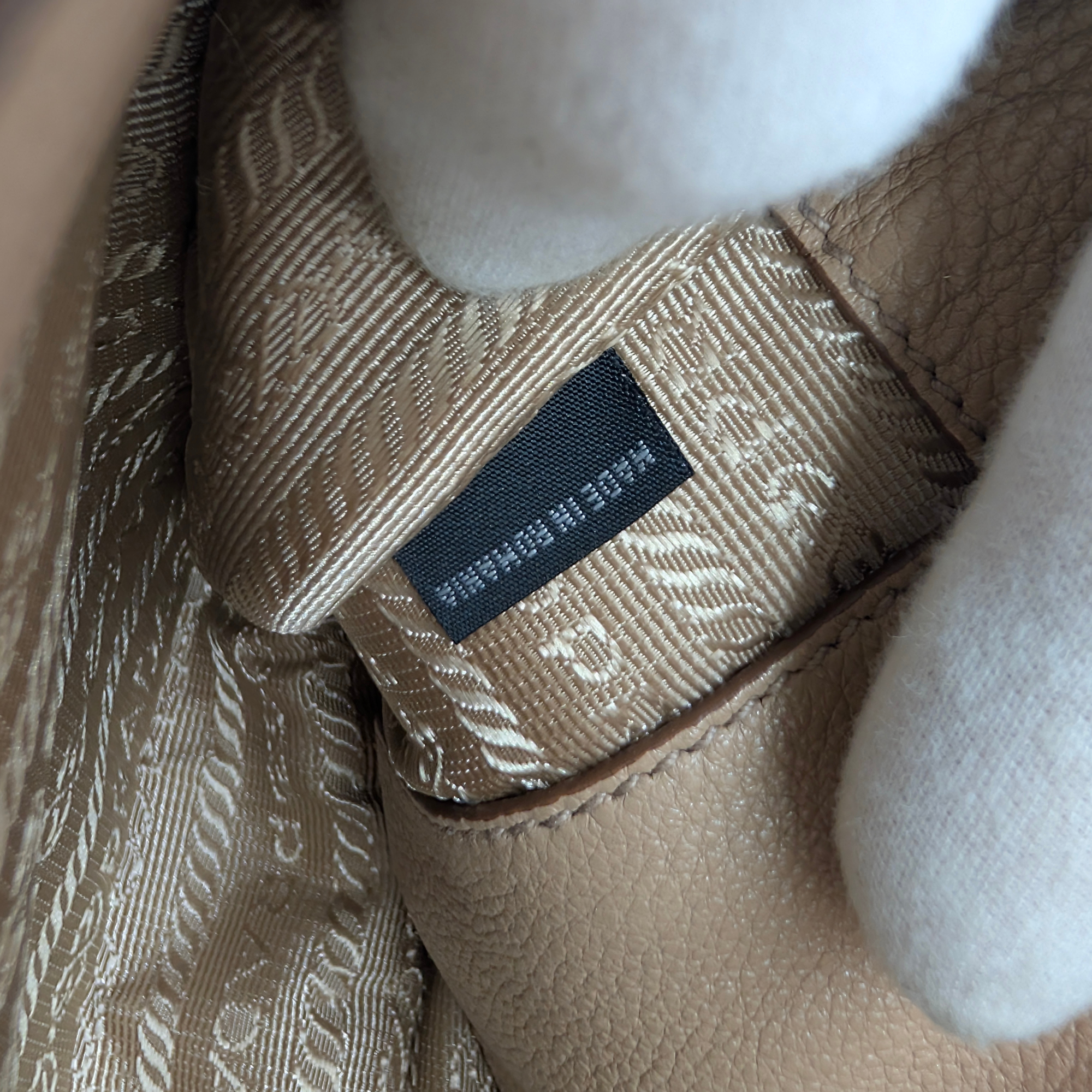 Prada Vitello Daino 皮革斜挎包 米色