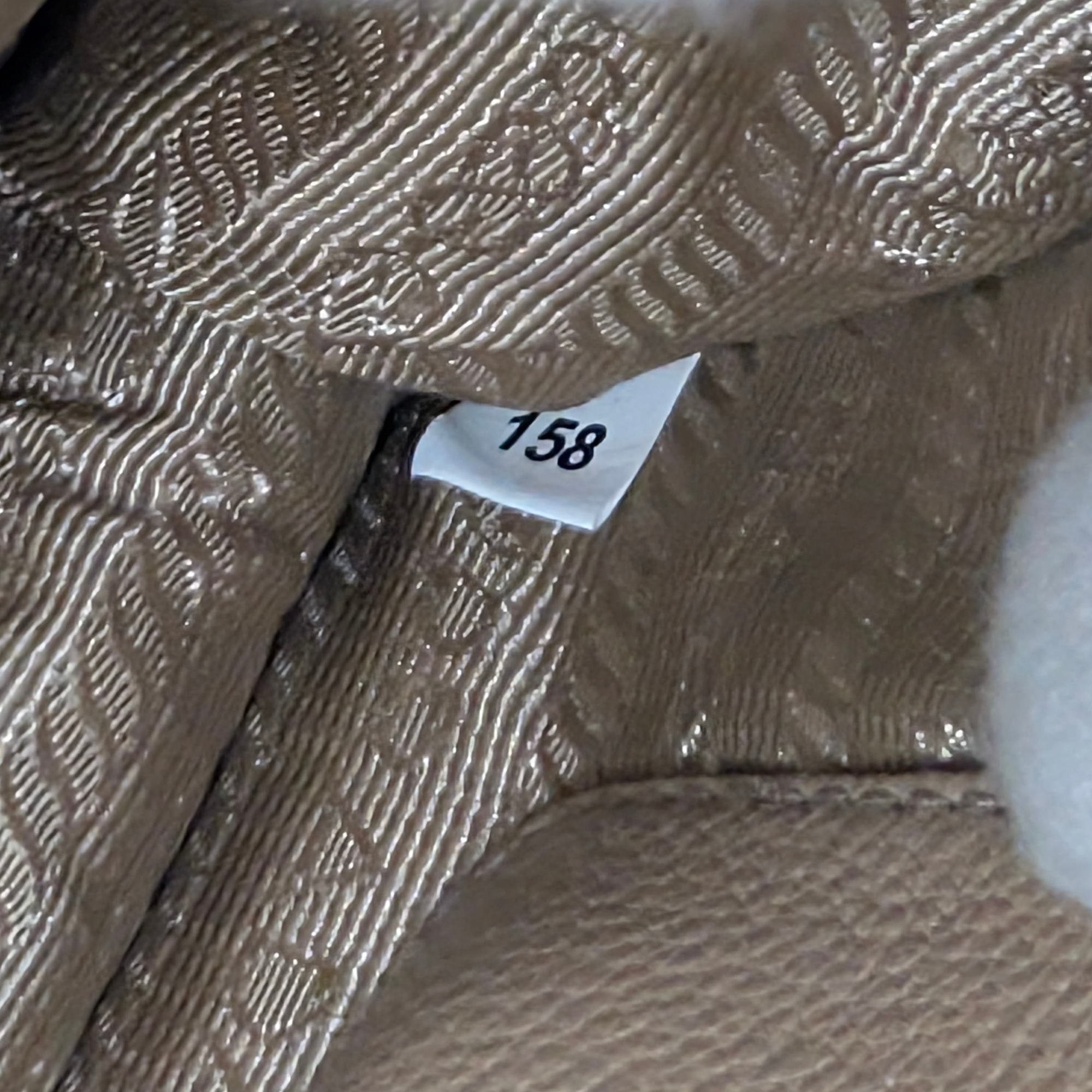 Prada Vitello Daino 皮革斜挎包 米色