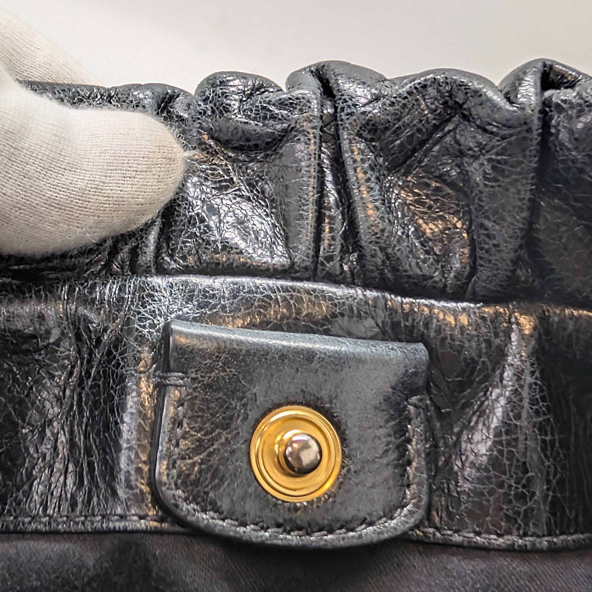 Miu Miu Vitello 斜挎包 黑色