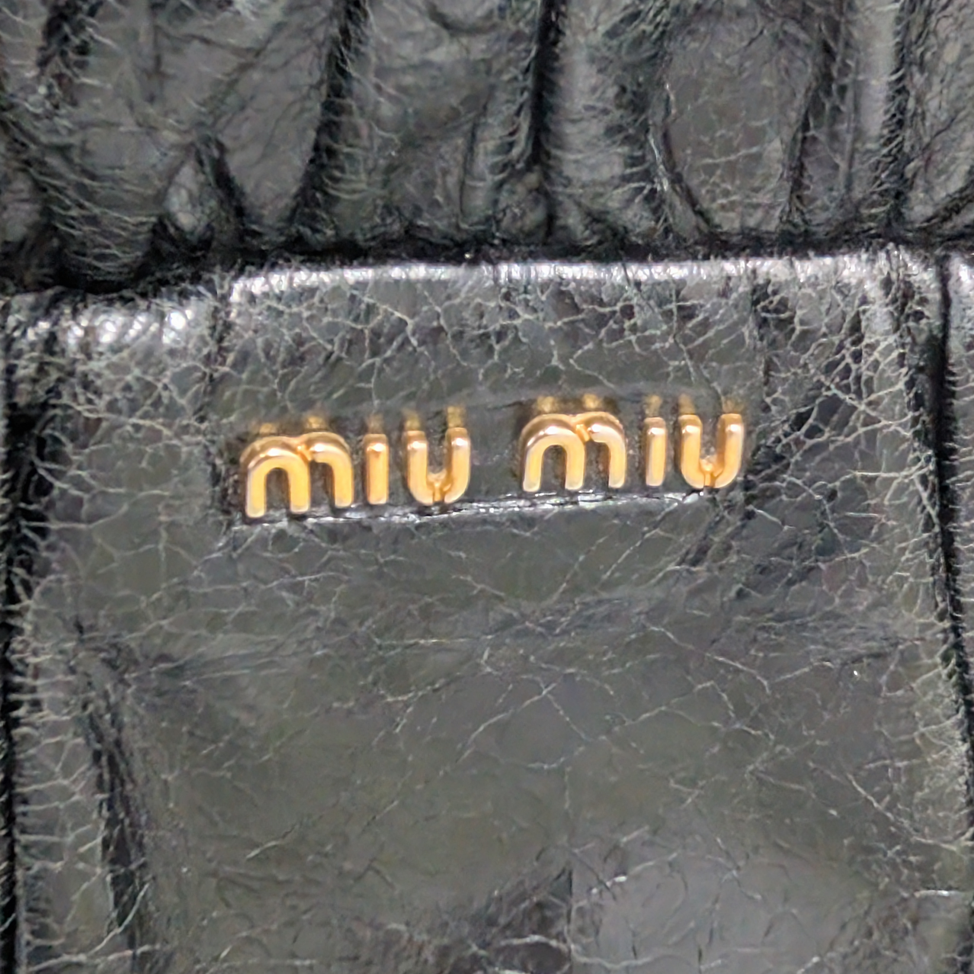 Miu Miu Vitello 斜挎包 黑色
