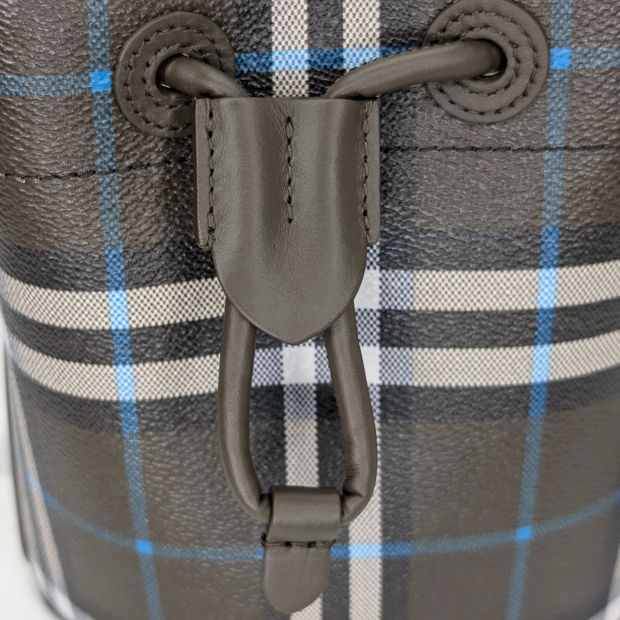 Burberry 迷你抽绳水桶包 灰色